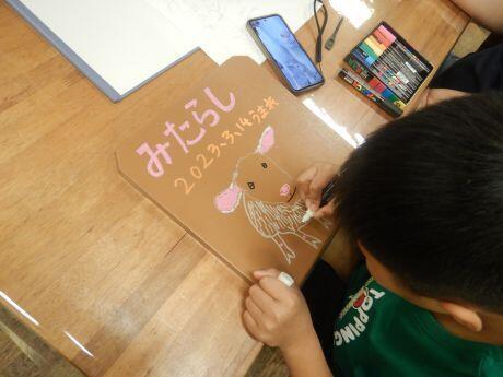 ヤギ看板作り中１
